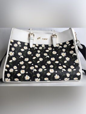 Betsey Johnson White Daisy Satchel👛✨